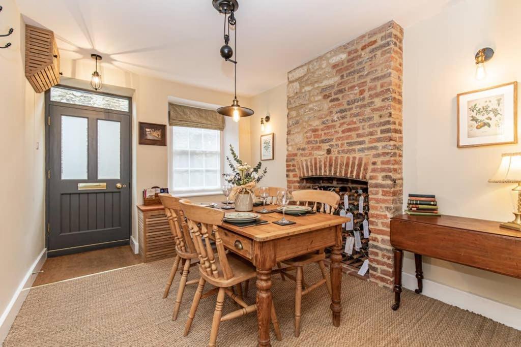 Oxfordshire Living - The Bowler Hat Cottage - Woodstock Kültér fotó